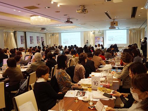 会員ら１６０人が参加した新製品発表会の様子